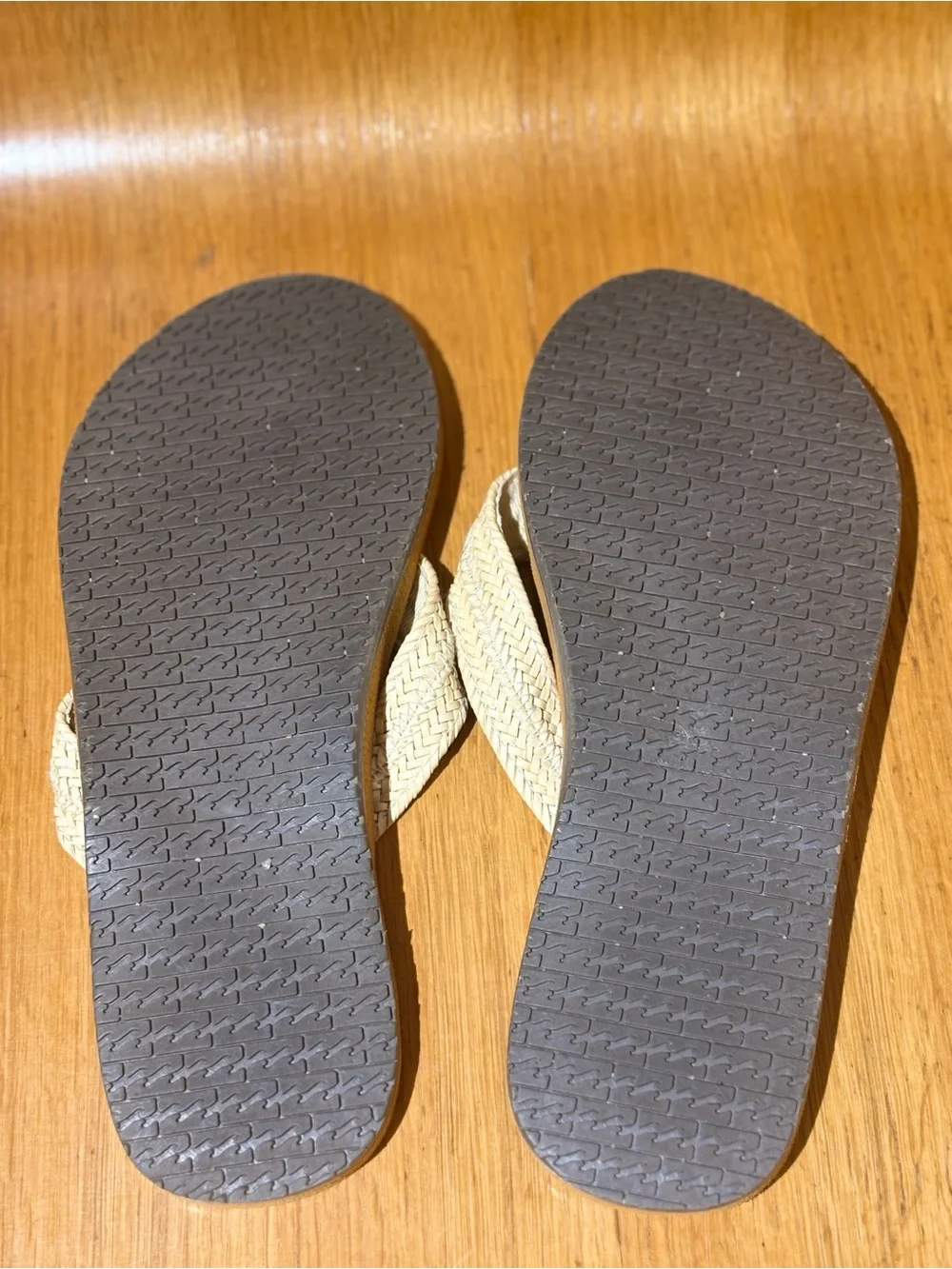 Billabong Kai Sandals in tan with a braided white vegan leather strap. Size 7